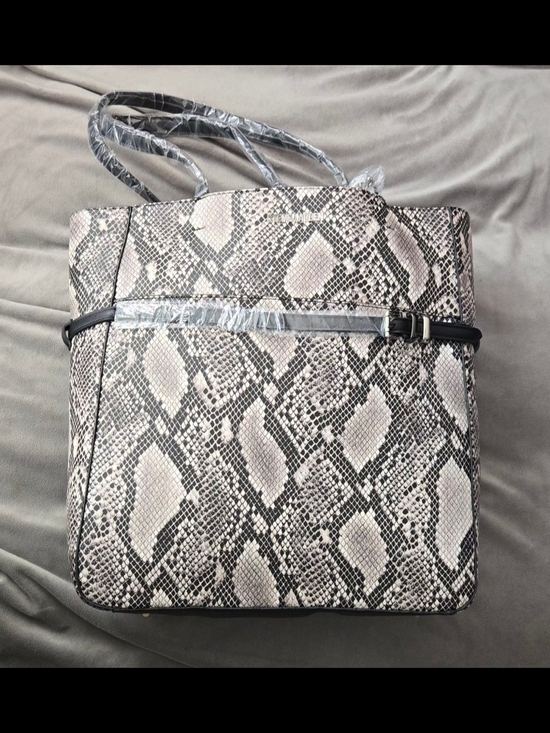 Steve Madden Handbags - Steve Madden Kendraa Tote With Pouch #1236